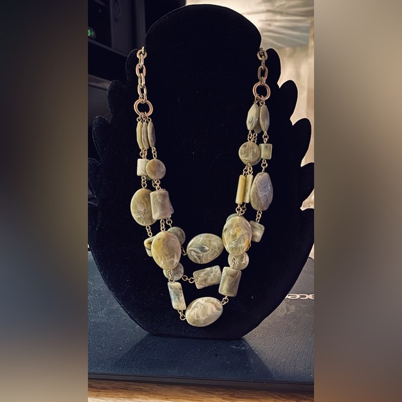 063) Triple Strand Resin Necklace vintage - Picture 2 of 3